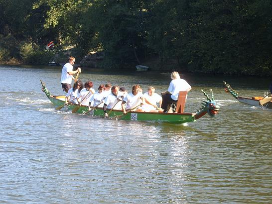 SUC56195.JPG - Závody Dračích lodí, Kunětice září 2008Posádka CPA + zahraniční hosté + rodinní příslušníciTeam - Plovoucí Kozy