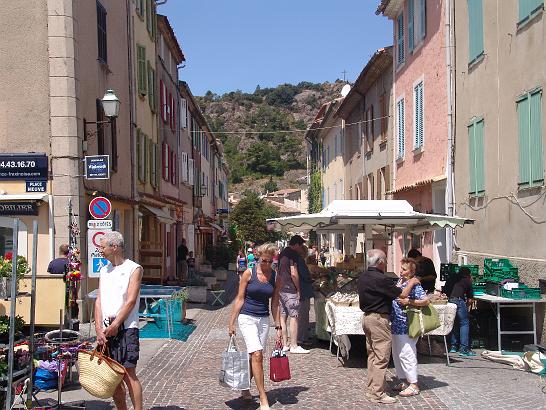 DSC01801.JPG - Mestečko za Grimaud kousek za St Topez kde vlitl Ivče kamínek do oka a meli byt Provensalské tamburety, a tak - nebyli