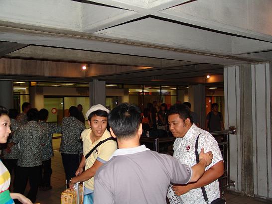 DSC00094.JPG - Přílet na Bali, letiště v Denpasaru