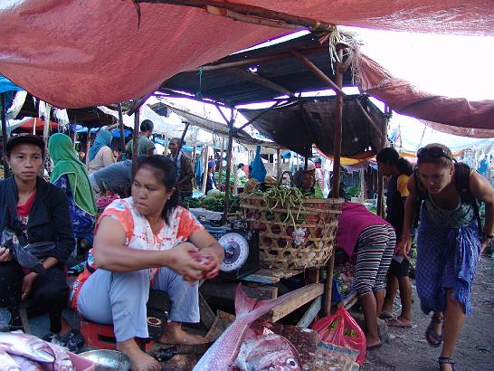 DSC00485.JPG - Trh v Labuan Bajo, nákup zásob před 4 denní plavbou na Lombok