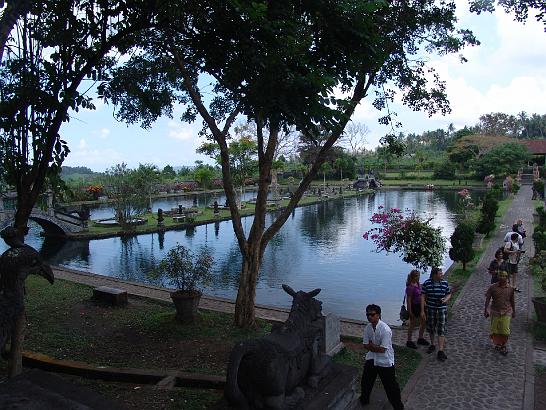 DSC00881.JPG - Už o hodne puzdeji na Bali vodní palác