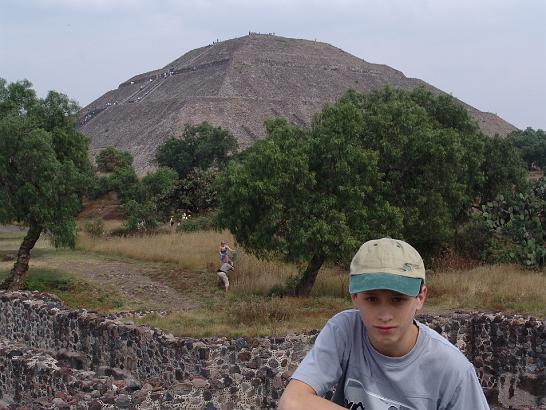 DSC03542.JPG - Asi 40km za městem největší archeologické zóně – Teotihuacanu (přezdíváno město bohů), kterému dominují Třída mrtvých a pyramidy Slunce a Měsíce. Tohle je ta větší sluncehttp://provaznik.webz.cz/story/story26.php