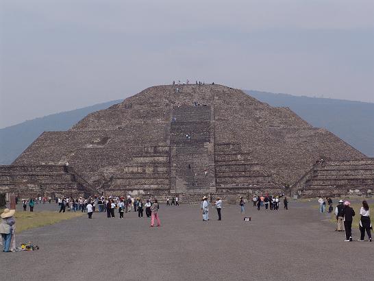 DSC03548.JPG - Měsíce42 m vysoká Pyramida měsíce, u základny měří její strany 145 m. Podle Aztéků se na ní kdysi tyčila gigantická socha, která mohla vážit snad 20 tun. Na náměstí před Měsíční pyramidou je při pohledu jižním směrem po levé straně Jaguáří chrám. Od Pyramidy měsíce vede jižním směrem v délce asi 3,2 km Třída mrtvých, řada otevřených nádvoří, každé široké 145 m a lemované malými plošinami