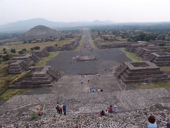 DSC03551.JPG - Pohled z pyramidy měsíce na ulici mrtvých Podle jedne teorie byla Ulice mrtvých přistávací drahou pro mimozemské návštěvníky