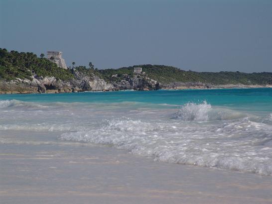 DSC04457.JPG - V dálce pyramidy Tulum