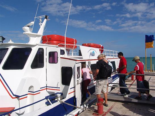 DSC04556.JPG - Přejezd lodí, cca 30 min, na karibský ostrůvek – Isl­a Mujeres.