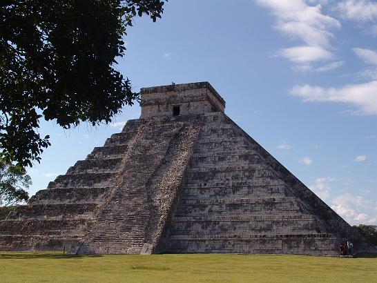 DSC04665.JPG - Chitzén Itzá, nejvýznamnější a nejnavštěvovanější archeologické zóny na poloostrově Yucatán. Pyramidy zasvěcené různým bohům, hřiště na pelotu, observatoř, obětní vodní nádrž cenote, tržiště a mnoho dalších staveb zbylo ze sídliště zaniklé civilizace.Je to tady rochu jiné, moc upravené, jezdí sem turisti z Cancůnu, takže na oproti Monte Alban kde jsme byli zcela sami je to rozdíl