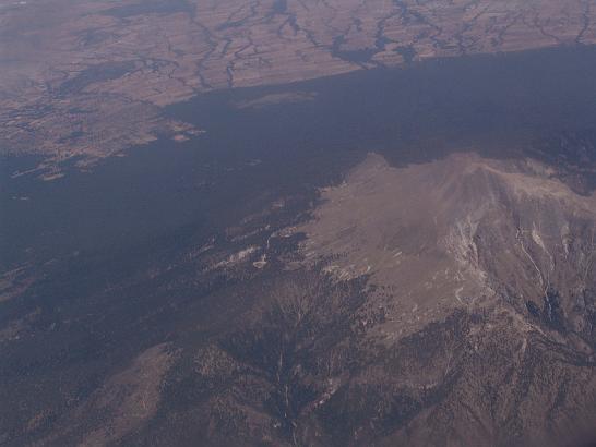 DSC04786.JPG - další den přelet do Mexico City kde se mě nepovedlo vyfotit vulkán Popokatepetl (ta bílá zasněžená špička vpravo)