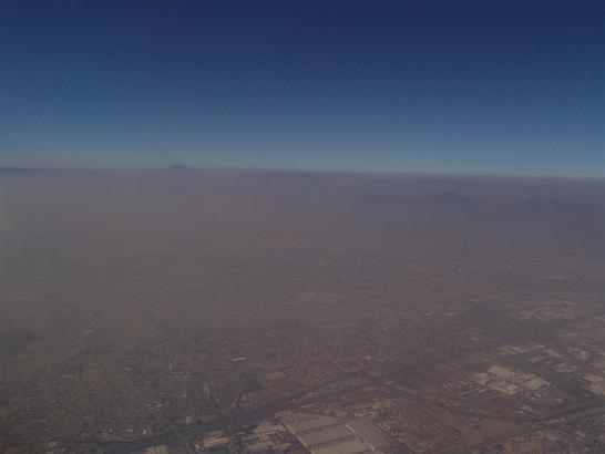 DSC04788.JPG - Mexico City - trochu smoguPak cca 7 hodin na letišti, s lahví Tequili to šlo, ...
