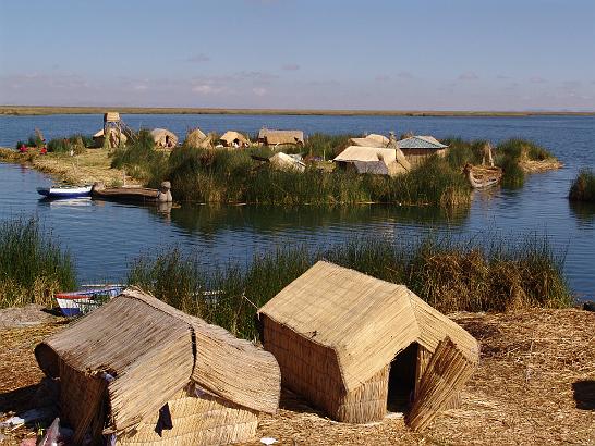 DSC02473.JPG - výlet lodí za indiány kmene Aymara na plovoucí ostrovy Uros vytvořené z rákosu zvaného totora.