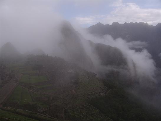 DSC03105.JPG - Brzy ráno na Machu Picchu které se postupně vynořuje z mrakůje na kraji tzv mlžného pralesa