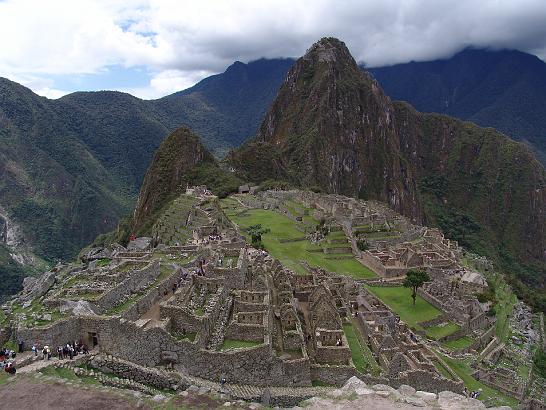 DSC03209.JPG - Jak to vlastně je s těmi kopci. To vlevo je Huayna Picchu a to v pravo je Wayna Picchu. Machu Picchu je za náma