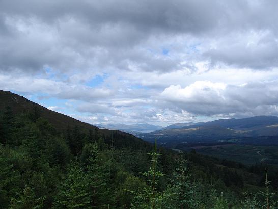 DSC06704.JPG - 5. den dva výlety. Toto (Glen Nevis) je kopec s lanovkou kde se v zime na vrcholu lyžuje a mimo se dole pod lanovkou jezdí na kole. Letos tady bylo i mistroství světav Bikrosu. Stále jsme v okolí Fort William, cca 15 min autobusem. V poledne návrat, do Fort William, přeubytování ( nedaří se nám nikde sehnat ubytování na dva dny, vždy se musíme v rámci místa přestěhovat )