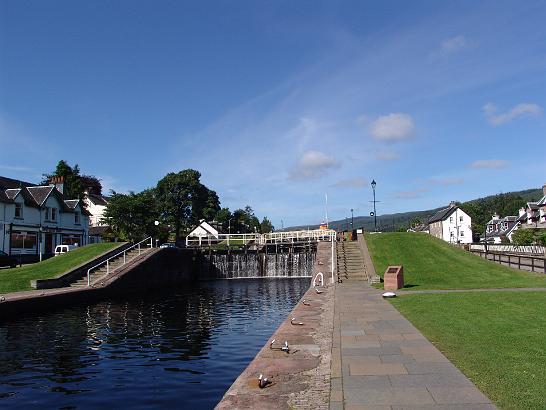 DSC06740.JPG - Propust na Makedonském kanálu na začátku Loch Ness. Mestečko Fort Augustus