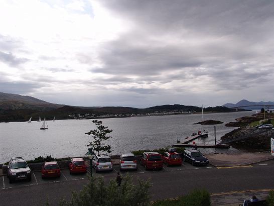 DSC06889.JPG - Kyle of Lochalsh čekání na autobus, vpravo most na Skye