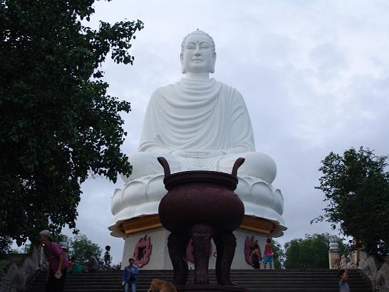 DSC05846.JPG - Největší sedící budha. Postaveno jako památník na počest upálení mnicha na protest proti Jižnímu vietnamskému prezidentovi Ngo Dinh Diem