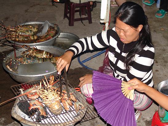 DSC05882.JPG - Večeře na ulici. To co se chystáme sníst je Lopster. Tady je to mimořádně výhodné, cena za kus ja cca 150,- a u nás ten samý stojí cca 3 000 + 5 000,-