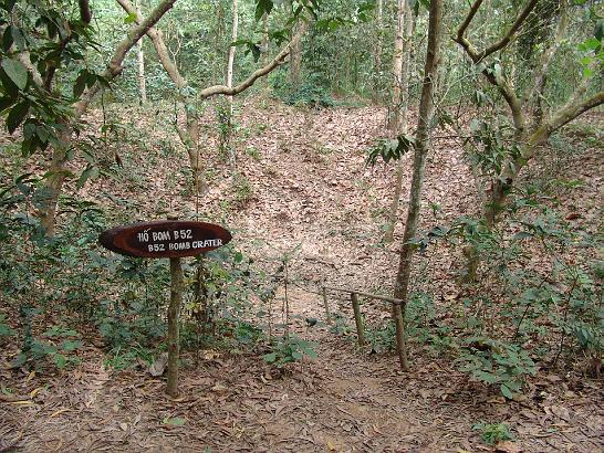 DSC06054.JPG - Další den návštěva Cu Chi – tunely z americko-vietnamské války. Je to na jih od Saigonu a přes Laos a Kambodžu šla ze severu zásobovací stezka, ..