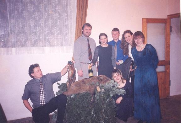 Image105.jpg - Ještě povedenější ples cca 2000 s výhrou kanecMirek - Martin - Petra - Tomáš - Jana - Ivča